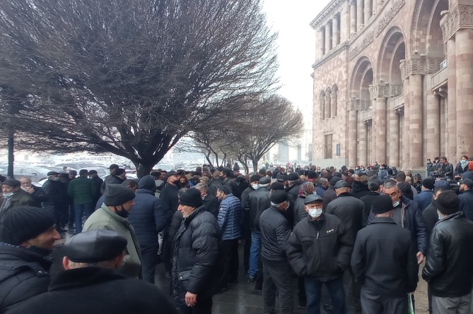 Жители арцахского Кашатаха протестуют у здания правительства Армении. Они требуют компенсацию за потерянные дома (ВИДЕО)