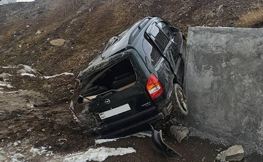 Автомобиль столкнулся с бетономешалкой в Армении, есть пострадавший (ФОТО)