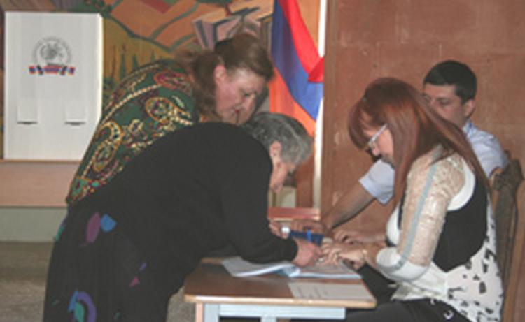 Эксперты зафиксировали фальшивые бюллетени при пересчете голосов с одного из избирательных участков на выборах Совет старейшин Еревана