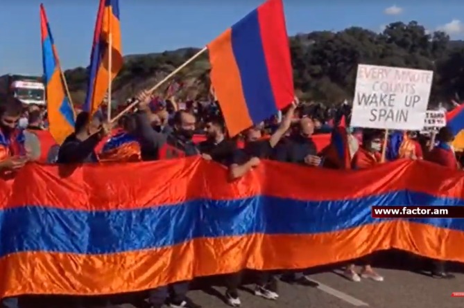 Армяне перекрыли магистраль Испания-Париж с требованием признания Арцаха и прекращения продажи оружия Турции