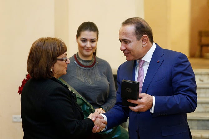 «Նովոստի–Արմենիա» գործակալության գլխավոր տնօրենը պարգևատրվել է ՀՀ վարչապետի անվանական ժամացույցով «Նովոստի–Արմենիա» գործակալության գլխավոր տնօրենը պարգևատրվել է ՀՀ վարչապետի անվանական ժամացույցով