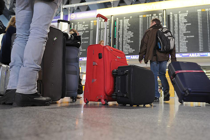 Летевшие в отпуск близнецы остались дома из-за одинакового фото в паспорте Летевшие в отпуск близнецы остались дома из-за одинакового фото в паспорте
