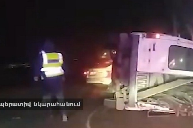 Засада и ночная погоня: полицейские задержали 8 подозреваемых в хищениях в Ереване (ВИДЕО) Засада и ночная погоня: полицейские задержали 8 подозреваемых в хищениях в Ереване (ВИДЕО)