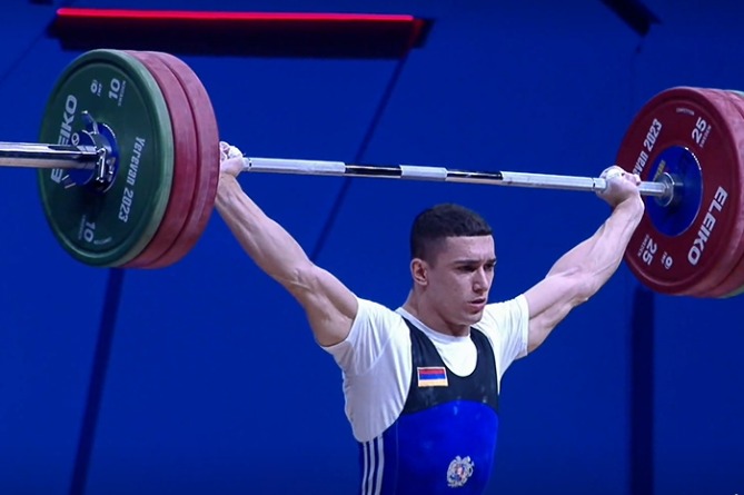 Гор Саакян завоевал малую золотую медаль в рывке на ЧЕ в Ереване