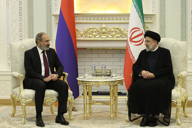 Пашинян пригласил президента Ирана в Ереван и рассказал о встрече в Сочи