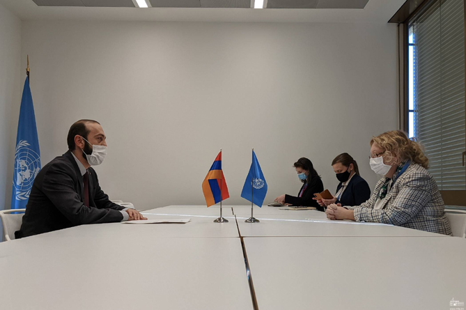 Мирзоян на встрече с Валовой придал важность полноценной реализации основных прав и свобод населения Карабаха