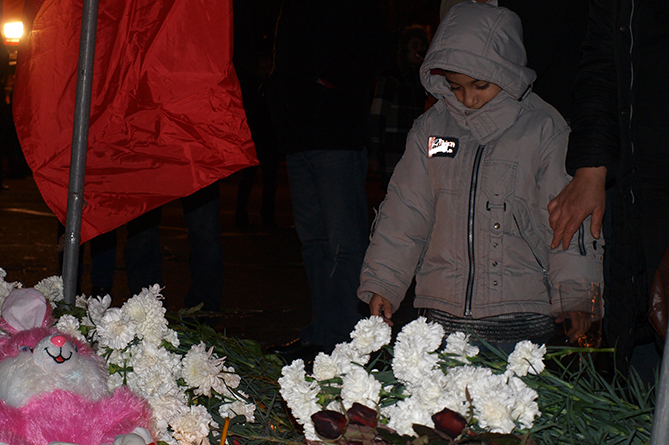 «Ֆրանսիայի համար» ակցիան Երևանում` Փարիզի ահաբեկության զոհերի հիշատակին-3