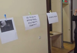 Армянские журналисты устроили акцию в парламенте из-за неэтичного поведения депутата Андраника Кочаряна