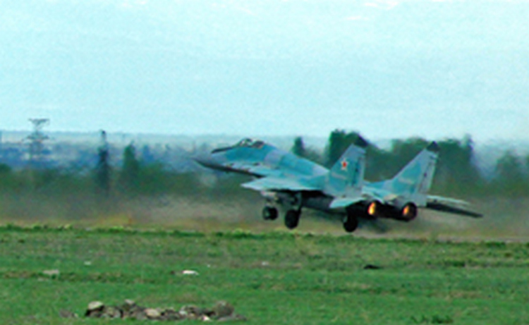 Пилоты авиабазы Эребуни выполняют полеты в небе над Арменией по сложности «4+»