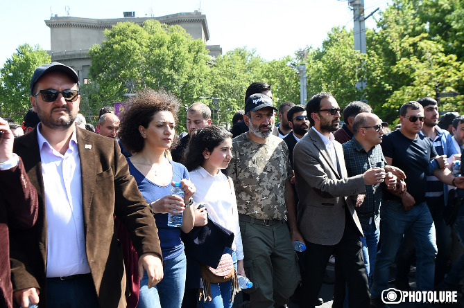 В Ереване проходит шествие во главе с премьер-министром Армении Николом Пашиняном
