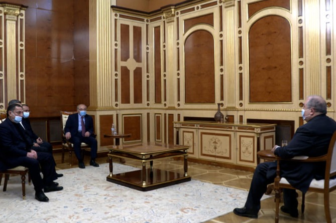 ՀՀ նախագահը հանդիպել է Վազգեն Մանուկյանի, Վահրամ Բաղդասարյանի և Արծվիկ Մինասյանի հետ (ՎԻԴԵՈ) ՀՀ նախագահը հանդիպել է Վազգեն Մանուկյանի, Վահրամ Բաղդասարյանի և Արծվիկ Մինասյանի հետ (ՎԻԴԵՈ)