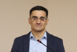 Политологу, преподавателю РАУ Карену Игитяну запретили въезд в Армению