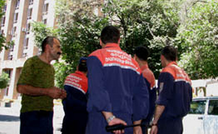 Полиция проверяет сигнал о бомбе в здании управления паспортов и виз в Ереване