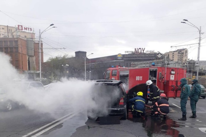 Հաղթանակի կամրջի վրա մեքենա է այրվել (ՎԻԴԵՈ)