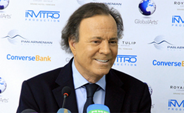 Хулио Иглесиас не жалеет, что стал певцом, а не футболистом