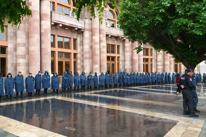 В Полиции призвали не вмешивать ее сотрудников в политические процессы В Полиции призвали не вмешивать ее сотрудников в политические процессы