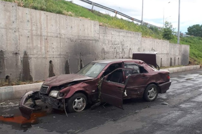 Mercedes-ը մոտ 5 մետր բարձրությունից ընկել է Հալաբյան փողոցի Զինկոմիսարիատի դիմաց Mercedes-ը մոտ 5 մետր բարձրությունից ընկել է Հալաբյան փողոցի Զինկոմիսարիատի դիմաց