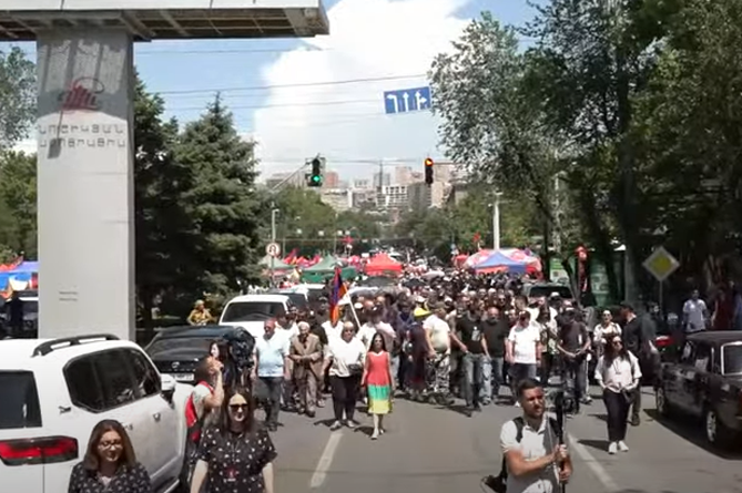 В Ереване проходит шествие оппозиции