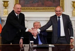Փաշինյանը, Թրամփն ու Ալիևը ստորագրեցին հռչակագիր, որը վերաբերում է միջազգային բարեկեցության և խաղաղության Թրամփի ուղուն