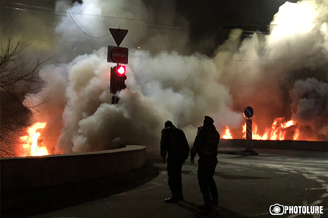 Появились кадры мощного пожара, полыхавшего в центре Еревана (ФОТО) Появились кадры мощного пожара, полыхавшего в центре Еревана (ФОТО)