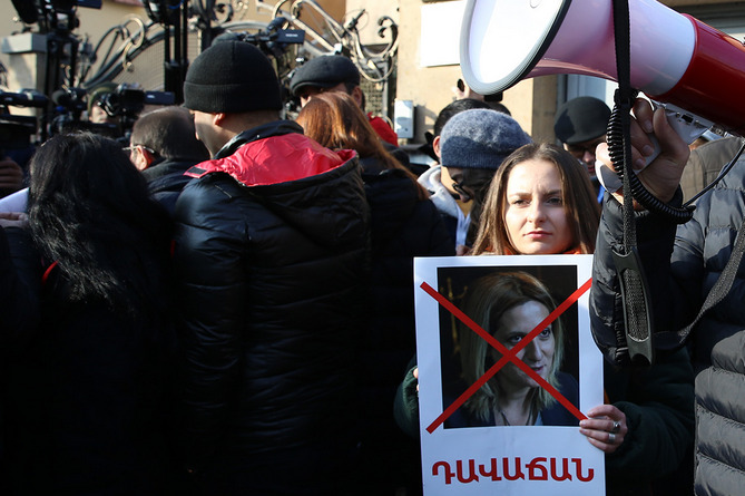 Рюкзаки позора и "антигосударственные законы": завершилась очередная акция армянской оппозиции против властей (ВИДЕО) Рюкзаки позора и "антигосударственные законы": завершилась очередная акция армянской оппозиции против властей (ВИДЕО)