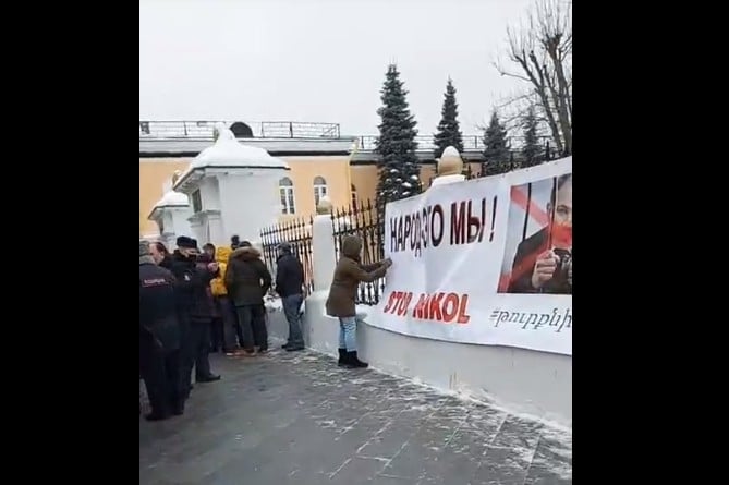 Армяне России протестуют против визита Пашиняна в Москву. Они опасаются подписания антиармянских соглашений (ВИДЕО) Армяне России протестуют против визита Пашиняна в Москву. Они опасаются подписания антиармянских соглашений (ВИДЕО)
