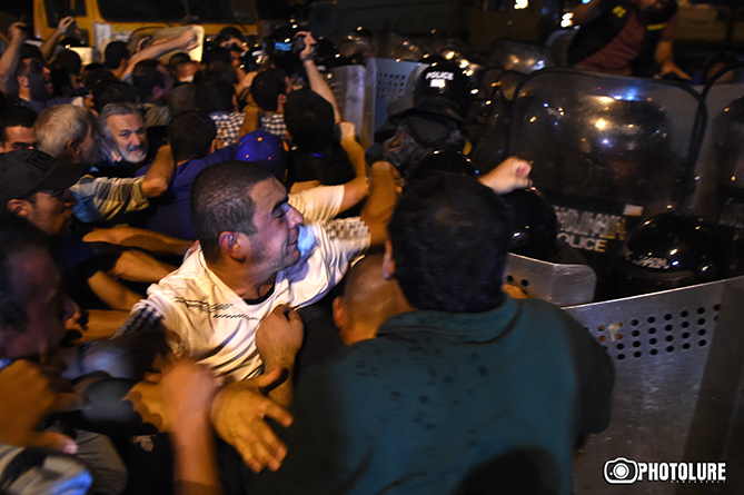 Столкновения митингующих с полицией в Ереване-6