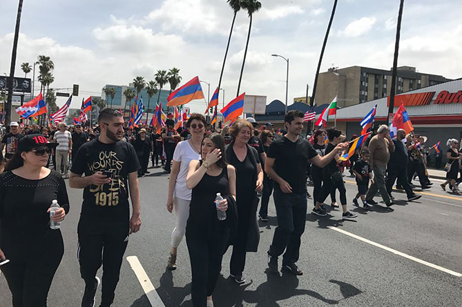 Шествие по случаю 102-ой годовщины Геноцида армян в районе Лос-Анджелеса 