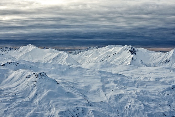 Ուղտեր և գորգեր ձյան մեջ. Սաուդյան Արաբիայում ձյուն է տեղացել (ՖՈՏՈ, ՎԻԴԵՈ)