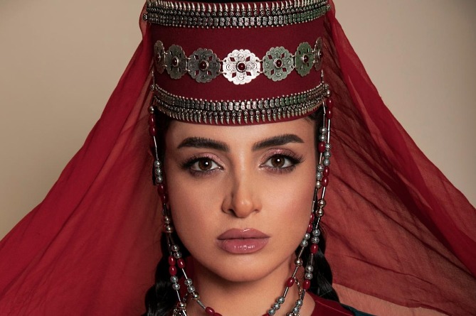 Երանուհի Մելիքյանը Miss Earth գեղեցկության մրցույթում արժանացել է մրցանակի՝ ներկայացնելով Հայաստանը Արցախի տարազով (ՖՈՏՈ)