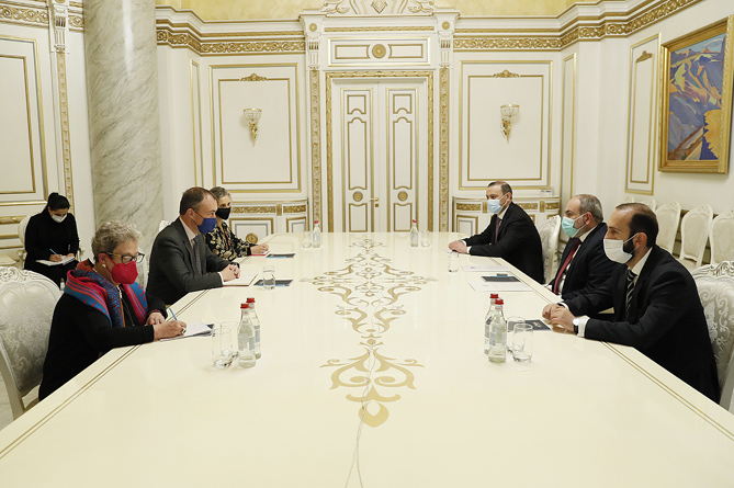 Премьер Армении и спецпредставитель ЕС обсудили повестку саммита в Брюсселе, в рамках которого пройдет встреча Пашинян-Алиев