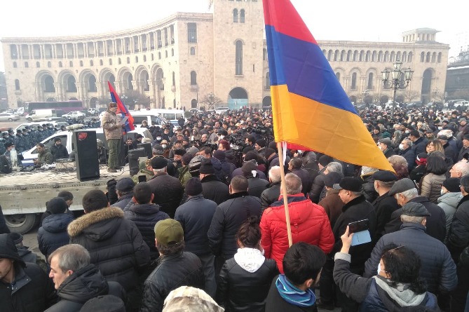 "Митинг несогласных" проходит в центре Еревана: участники намерены взять в кольцо здание Генпрокуратуры "Митинг несогласных" проходит в центре Еревана: участники намерены взять в кольцо здание Генпрокуратуры