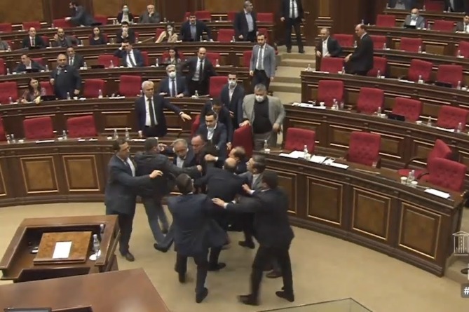 Драка в парламенте: депутат от "Моего шага" Сасун Микаелян с кулаками набросился на Марукяна (ВИДЕО)