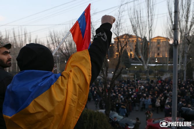 Под звуки патриотических песен: противники Пашиняна готовятся провести вторую ночь на проспекте Баграмяна (ФОТО, ВИДЕО)