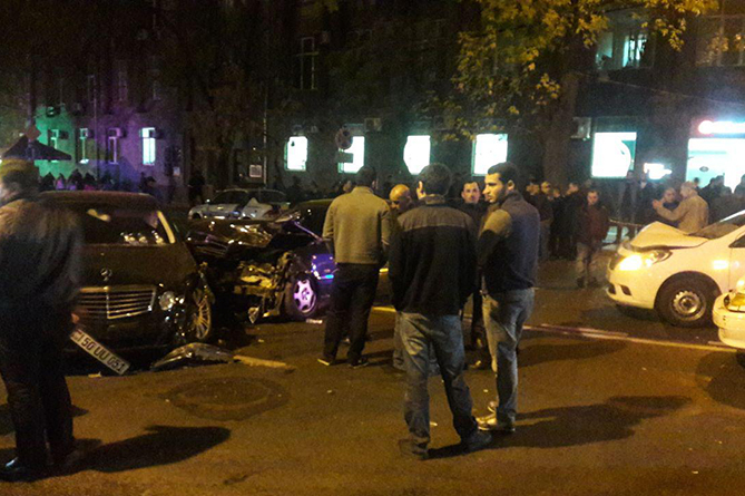 Крупная авария парализовала движение в центре Еревана: столкнулись шесть машин Крупная авария парализовала движение в центре Еревана: столкнулись шесть машин