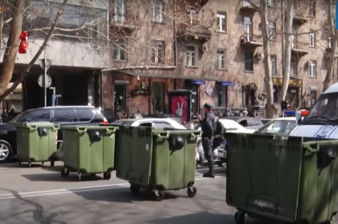 Требующие отставки Пашиняна перекрыли центральный проспект Еревана (ВИДЕО)