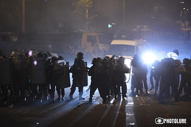 Столкновения митингующих с полицией в Ереване-5