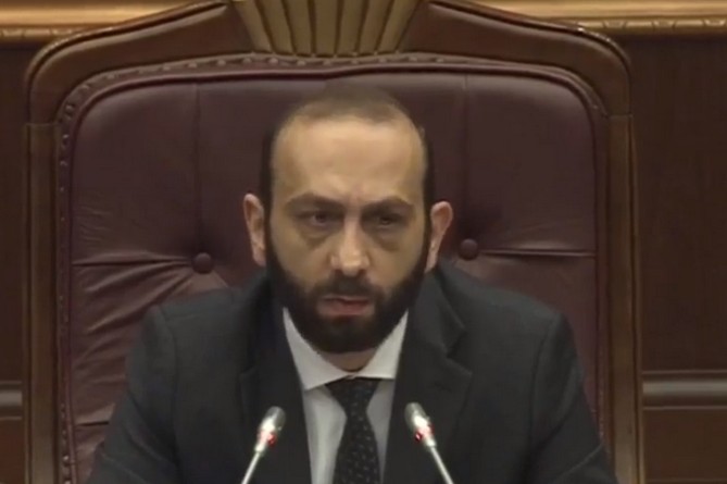 Спикер парламента Армении вновь председательствует в НС после долгого перерыва. Месяц назад он был жестоко избит 