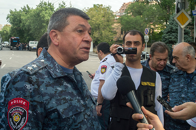 Начальник полиции Армении руководит всеми действиями по освобождению заложников