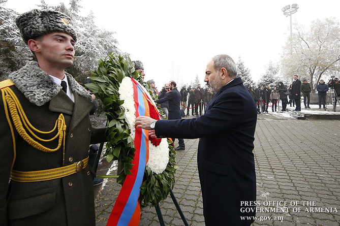 Пашинян почтил память жертв армянских погромов в Баку в 1990 году (ФОТО, ВИДЕО) Пашинян почтил память жертв армянских погромов в Баку в 1990 году (ФОТО, ВИДЕО)