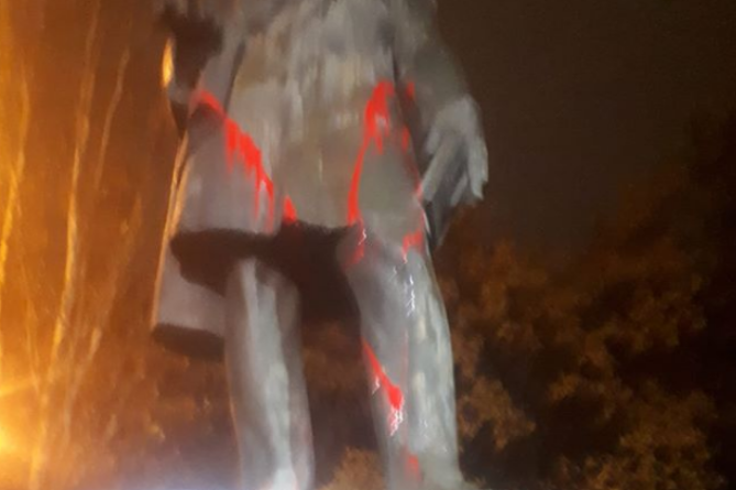 Сын Шанта Арутюняна совершил акт вандализма над памятником Грибоедова в Ереване (ВИДЕО) Сын Шанта Арутюняна совершил акт вандализма над памятником Грибоедова в Ереване (ВИДЕО)