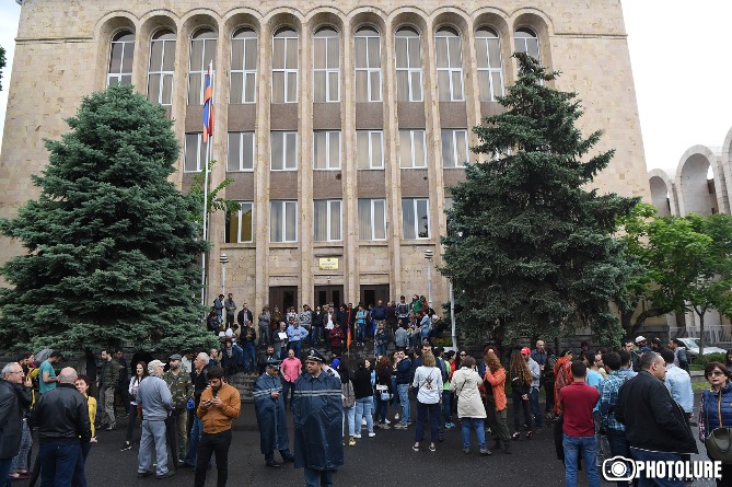 Сторонники и противники Кочаряна проводят пикет перед зданием Конституционного суда в Ереване