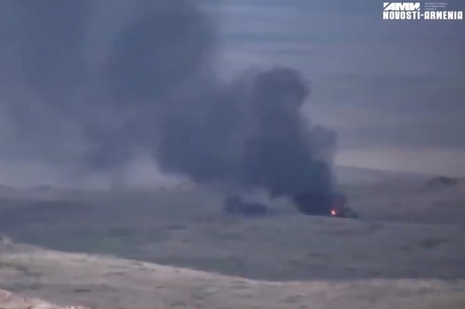 Опубликовано новое видео уничтожения позиций и бронетехники Азербайджана в Арцахе (ВИДЕО)