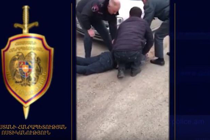 "Уложили на асфальт": полиция Армении нашла наркотики и оружие в ходе спецоперации (ВИДЕО) "Уложили на асфальт": полиция Армении нашла наркотики и оружие в ходе спецоперации (ВИДЕО)