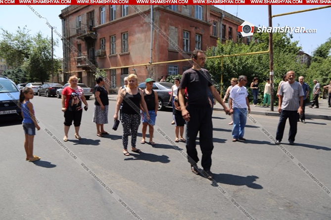 Երևանում բնակիչները փակել են ծննդատուն տանող ճանապարհը