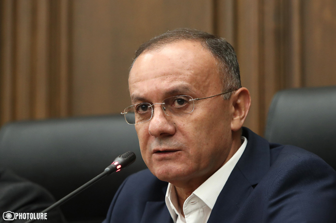 Парламент Армении обсудил вопрос возбуждения уголовного преследования против экс-министра обороны Сейрана Оганяна