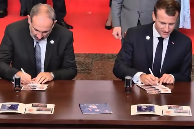 Փաշինյանն ու Մակրոնը մարեցին լեգենդար Շառլ Ազնավուրին նվիրված նամականիշով գեղաթերթիկ (ՖՈՏՈ) Փաշինյանն ու Մակրոնը մարեցին լեգենդար Շառլ Ազնավուրին նվիրված նամականիշով գեղաթերթիկ (ՖՈՏՈ)