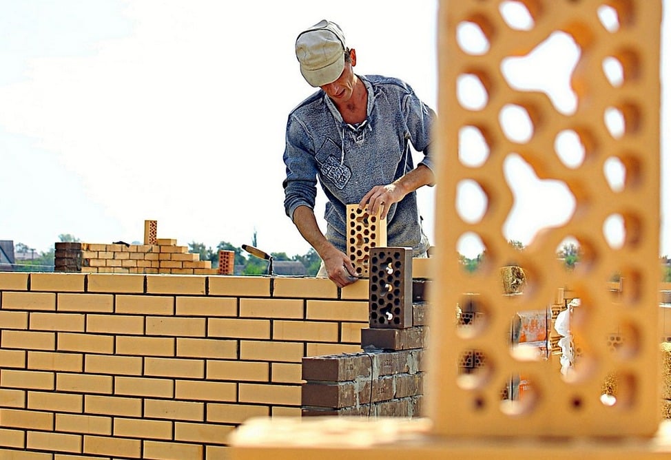 В России предложили решать вопрос нехватки кадров в строительстве не за счёт мигрантов