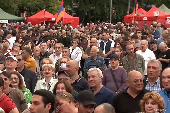 Воскресный митинг оппозиции, требующей отставки властей, стартовал в Ереване Воскресный митинг оппозиции, требующей отставки властей, стартовал в Ереване