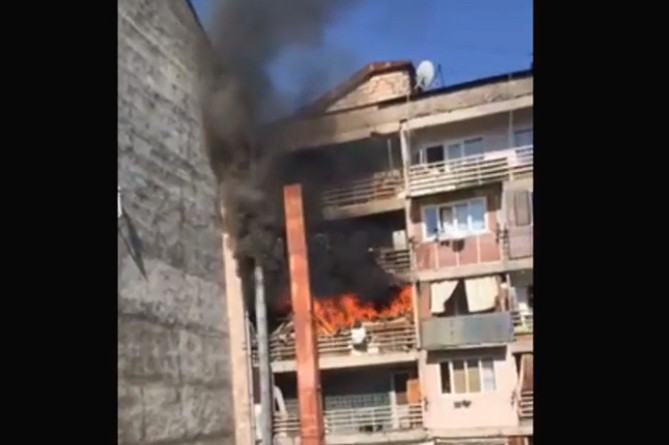 Խոշոր հրդեհ՝ Երևանի նախկին «Պրագա» հյուրանոցի շենքի 3-րդ հարկում (ՎԻԴԵՈ)